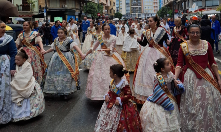 Spagna. Valencia. Fallas 2025. Le Falleres e i tanti turisti in attesa del Mascletà