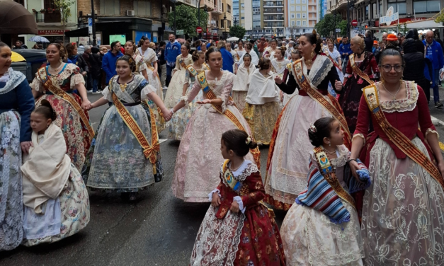Spagna. Valencia. Fallas 2025. Le Falleres e i tanti turisti in attesa del Mascletà