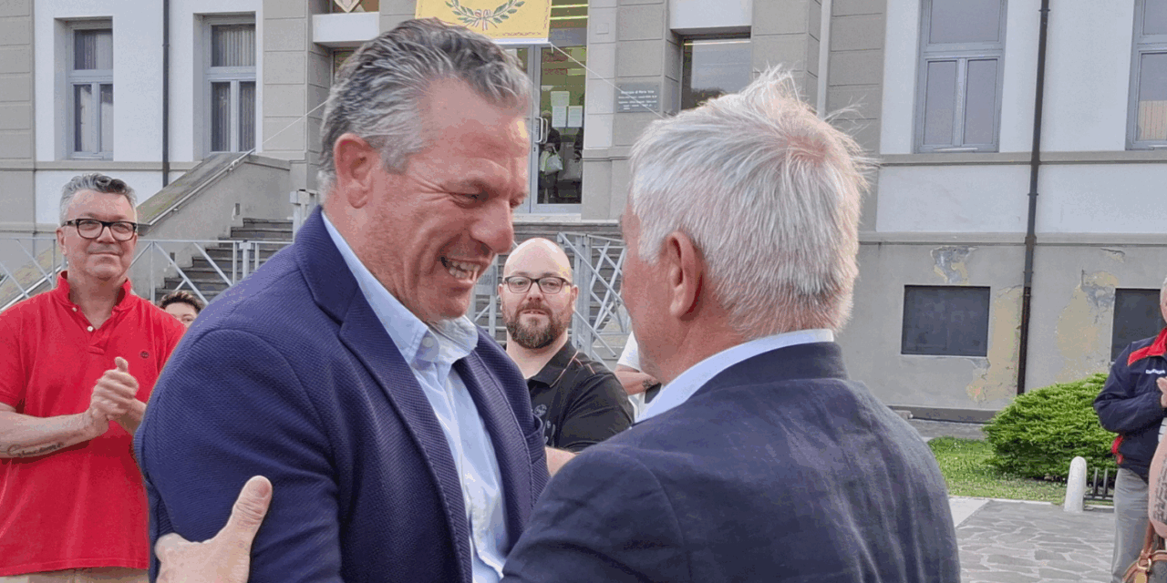 Porto Viro. Il candidato sindaco, Stefano Permunian, abbraccia il nuovo sindaco eletto Mario Mantovan
