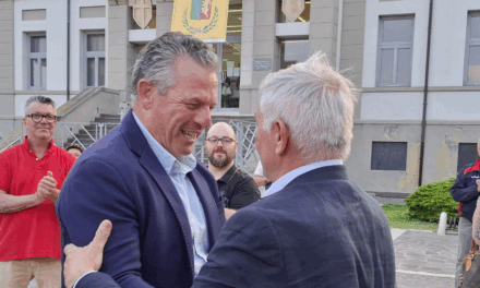 Porto Viro. Il candidato sindaco, Stefano Permunian, abbraccia il nuovo sindaco eletto Mario Mantovan