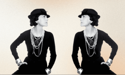 Coco Chanel: “Non lasciare che il fango in cui sei nata ti impedisca di sbocciare. I fiori più forti nascono tra le rovine”
