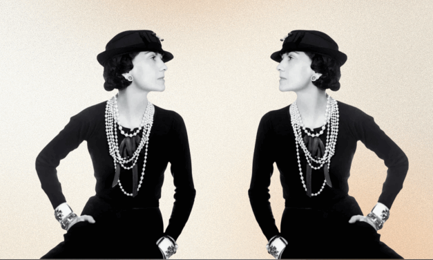 Coco Chanel: “Non lasciare che il fango in cui sei nata ti impedisca di sbocciare. I fiori più forti nascono tra le rovine”