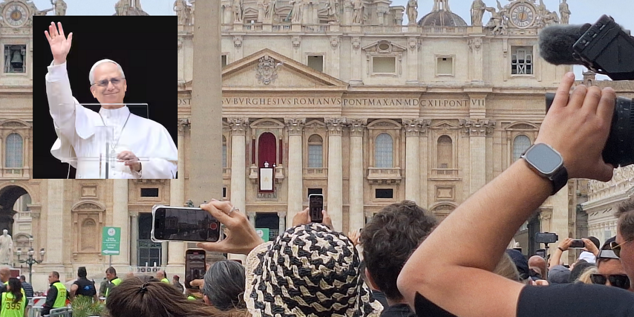 Città del Vaticano. Piazza San Pietro, primo Regina Caeli di Papa Leone XIV