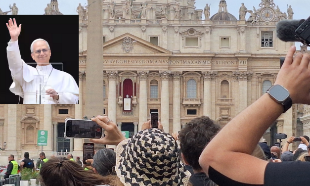 Città del Vaticano. Piazza San Pietro, primo Regina Caeli di Papa Leone XIV