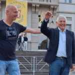 Porto Viro. Il vice sindaco uscente, Thomas Giacon, consegna le chiavi al nuovo sindaco, Mario Mantovan