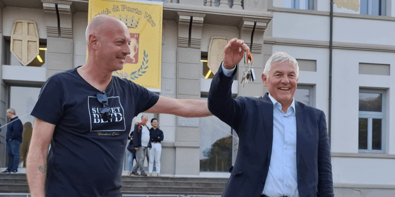 Porto Viro. Il vice sindaco uscente, Thomas Giacon, consegna le chiavi al nuovo sindaco, Mario Mantovan