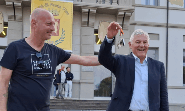 Porto Viro. Il vice sindaco uscente, Thomas Giacon, consegna le chiavi al nuovo sindaco, Mario Mantovan