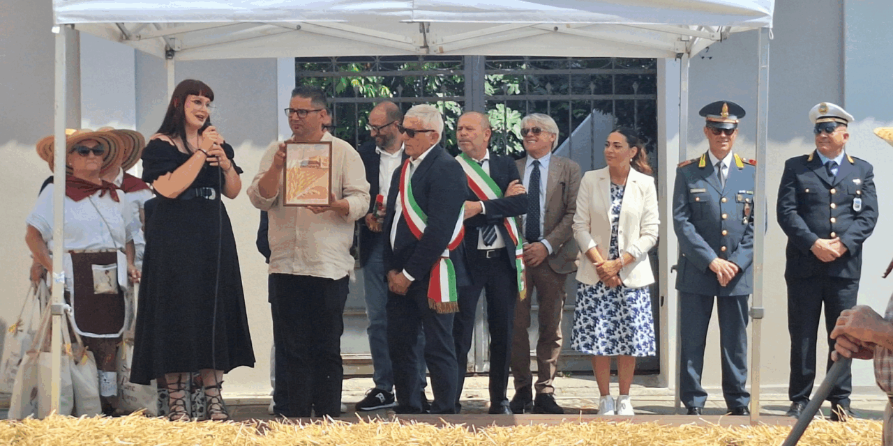 Loreo. Sagra del Pane 2025. Il presidente della Pro Loco Diego Siviero e Noemi consegnano i doni