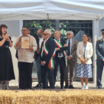 Loreo. Sagra del Pane 2025. Il presidente della Pro Loco Diego Siviero e Noemi consegnano i doni