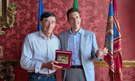 Venezia. Cristiano Corazzari riceve a Palazzo Balbi l’artista Alberto Cristini, autore delle carte da briscola polesane