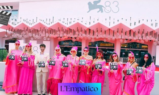 Al Lido di Venezia. Un flash mob di modelle curvy e donne comuni in fucsia